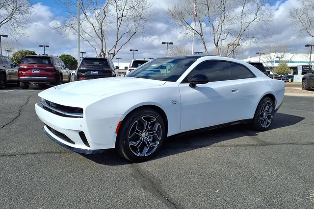 Biały Dodge Charger na placu